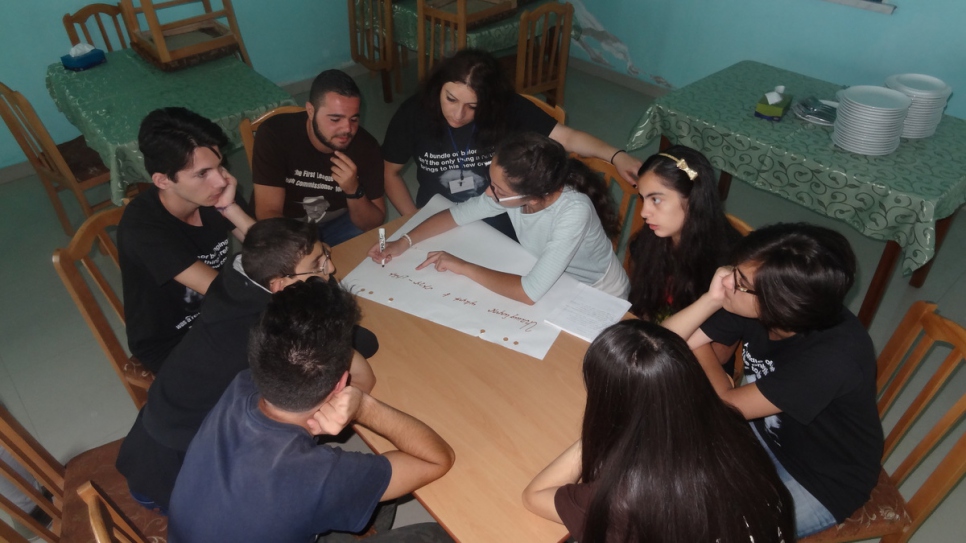 Échanges, relaxation et interactions entre les jeunes du camp. 