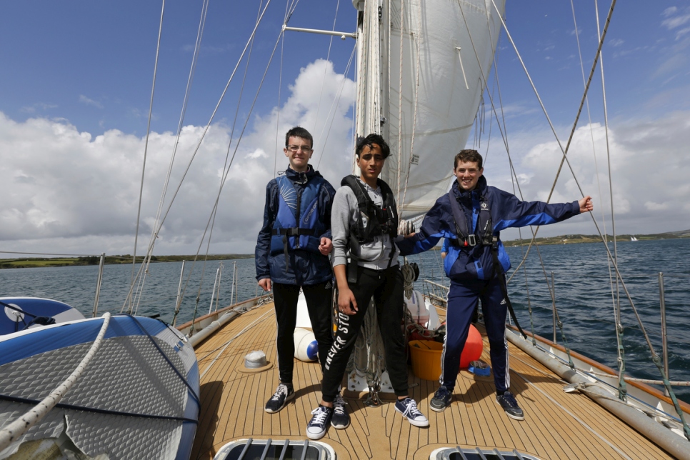 Adnan, un jeune Syrien, avec Oisin et Diarmaid, deux jeunes Irlandais.