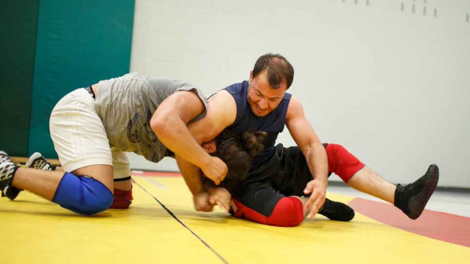 Mohammed enseigne à des élèves du club de lutte, le National Capital Wrestling Club. 