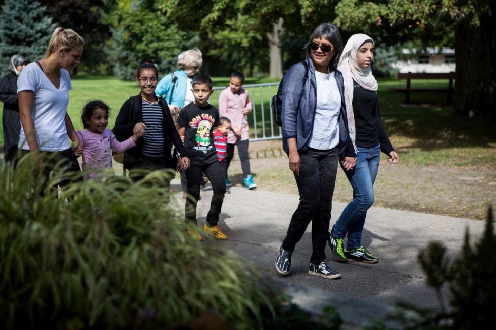 Thuy Nguyen et Narjes Nouman profitent d'une journée ensoleillée dans un parc sur les îles de Toronto.