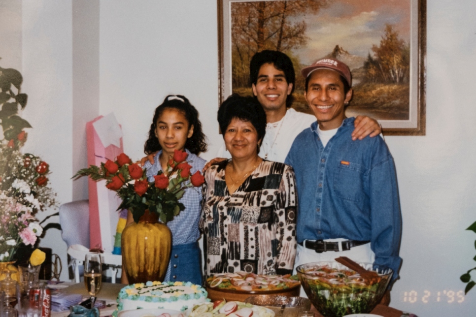 غلاديس مع أولادها الثلاثة، ناديا وبيتر وأليكس.