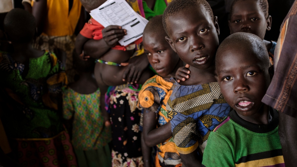 Des réfugiés du Soudan du Sud font la queue pour s'inscrire au centre de réception d'Imvepi, district d'Arua, dans la région du Nord, en Ouganda. 