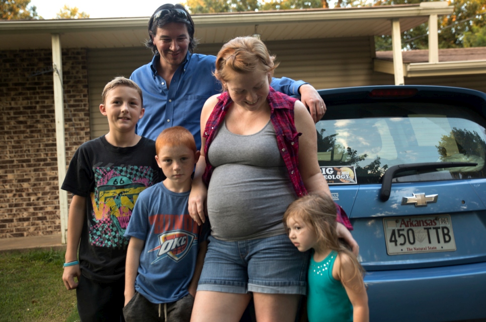 يقف كوبي كوغبيل مع زوجته لياندا أمام منزلهما في فايتفيل، أركنساس، مع أطفالهما الثلاثة. وهم  ينتظرون ولادة طفل ذكر في نوفمبر. ويقّدر كوبي مساعدة لياندا في تغيير وجهة نظره بشأن اللاجئين والمهاجرين.