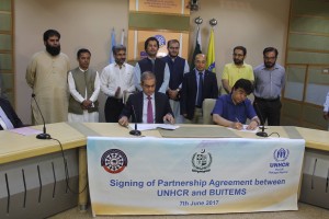 Vice Chancellor BUITEMS Ahmed Farooq Bazai and UNHCR Country Representative Indrika Ratwatte signing a partnership agreement on Wednesday. © UNHCR/ H.Karem