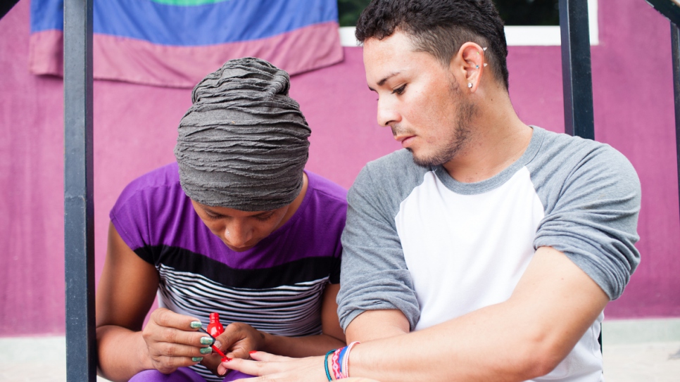 Carlos * et Electra *, qui sont des réfugiés LGBTI, posent du vernis à ongles à La 72, un centre d'acceuil à Tenosique, au Mexique. (* Noms modifiés pour des raisons de protection) 