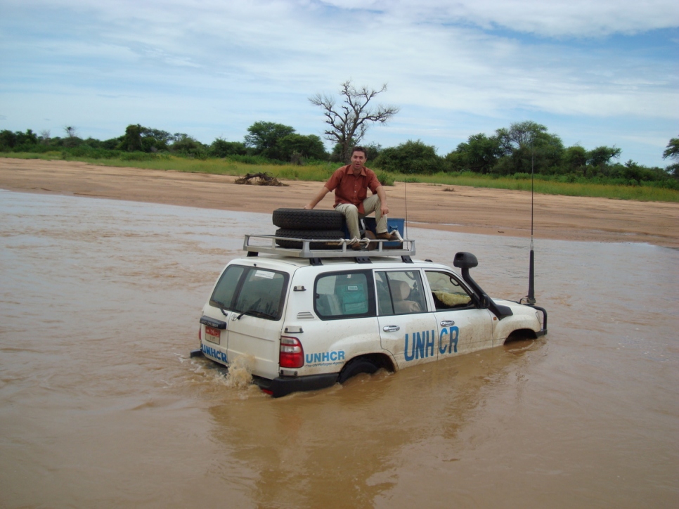 أثناء العودة من مهمة في فوروبارنغا، وهي بلدة نائية في غرب دارفور بالقرب من الحدود التشادية حيث كان فريق المفوضية يقدم المساعدة والحماية للنازحين داخلياً، سبتمبر 2008.
