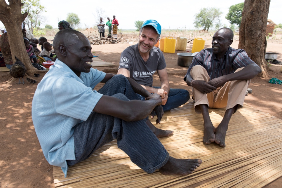 L'Ambassadeur de bonne volonté du HCR, Khaled Hosseini, rencontre le réfugié sud-soudanais Mike Duke (à droite) et l'agriculteur ougandais Yahaya Onduga, responsable du comité local à Bidibidi. Mike et sa famille cultivent un terrain prêté par Yahaya. 
