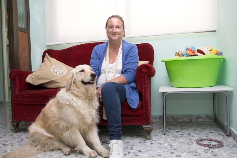 Elisa Salamanca, représentée avec le chien Luna aidant pour les thérapies, dirige CONECTA, une organsation locale à but non lucratif aidant des enfants autistes à se rapprocher de jeunes du même â dans la communauté. 