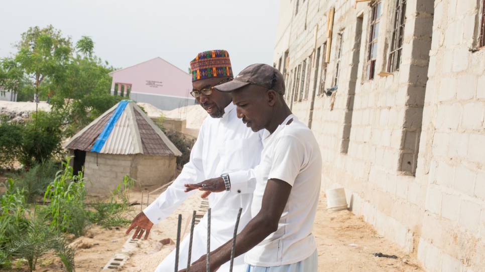 Mustapha inspecte les travaux pour une troisième école qu'il construit actuellement sur les rives du Gadabul à Maiduguri. L'école accueillera des élèves adultes qui n'ont pas pu aller à l'école en raison de conflits. 