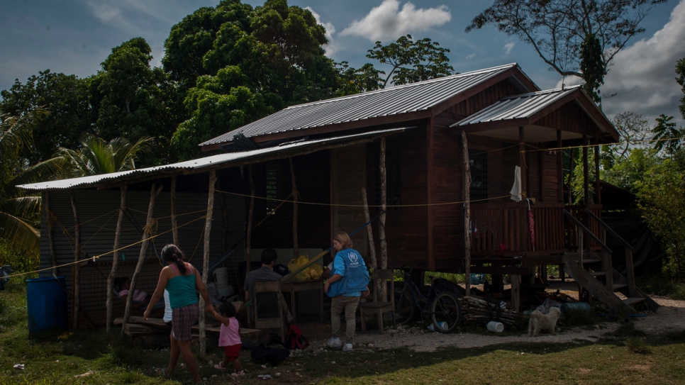 Visite d'un agent de protection du HCR à la famille Menendez à la Vallée de la Paix, au Belize.