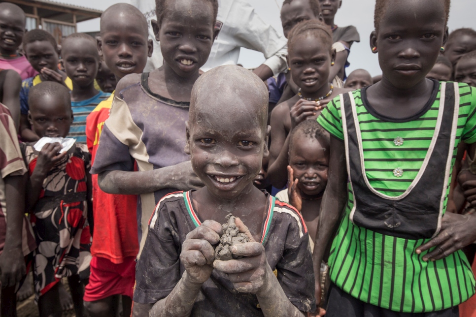 Un groupe d'enfants jouent dans un site pour personnes déplacées à Bentiu, Soudan du Sud. 
