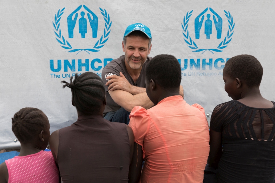 L'Ambassadeur de bonne volonté du HCR, Khaled Hosseini, rencontre Gladys, âgée de 18 ans, avec ses frères et soeurs ainsi que ses cousins dans l'installation de réfugiés d'Imvepi. Pour des raisons de protection, leurs visages doivent être dissimulés. 