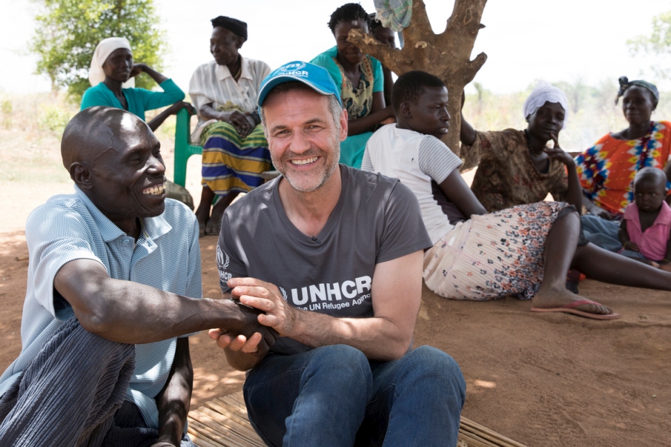 L'Ambassadeur de bonne volonté du HCR Khaled Hosseini rencontre l'agriculteur ougandais Yahaya Onduga dans l'installation de Bidibidi. Yahaya est le chef du comité local, qui sert de liaison entre la communauté d'accueil et les réfugiés sud-soudanais. 