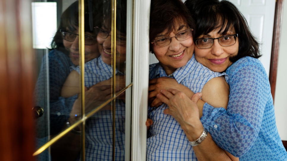 Samina, avec sa mère Zarina. 