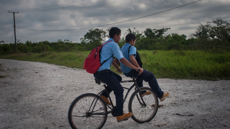 Ulises Menendez, 15 ans, et son frère Juan Roberto, 11 ans, sur le chemin de l'école à la Vallée de la Paix.