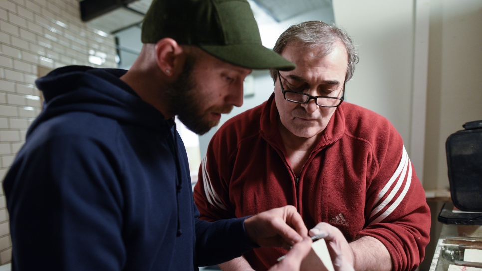 Abu Dubaev, réfugié tchéchène, est arrivé en France en 2014. Grâce à la Fabrique Nomade, il collabore avec Buro Bonus, une agence d'architecture et de design à Paris dirigée par Bérengère et Olivier. 