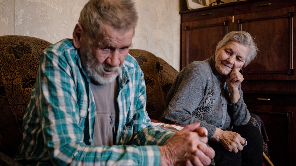 Comme des centaines de milliers de personnes âgées à Louhansk, Hanna et Oleksiy, son mari malade, sont dans une difficile situation sociale, financière et médicale depuis le début de la guerre dans l'est de l'Ukraine en avril 2014. 