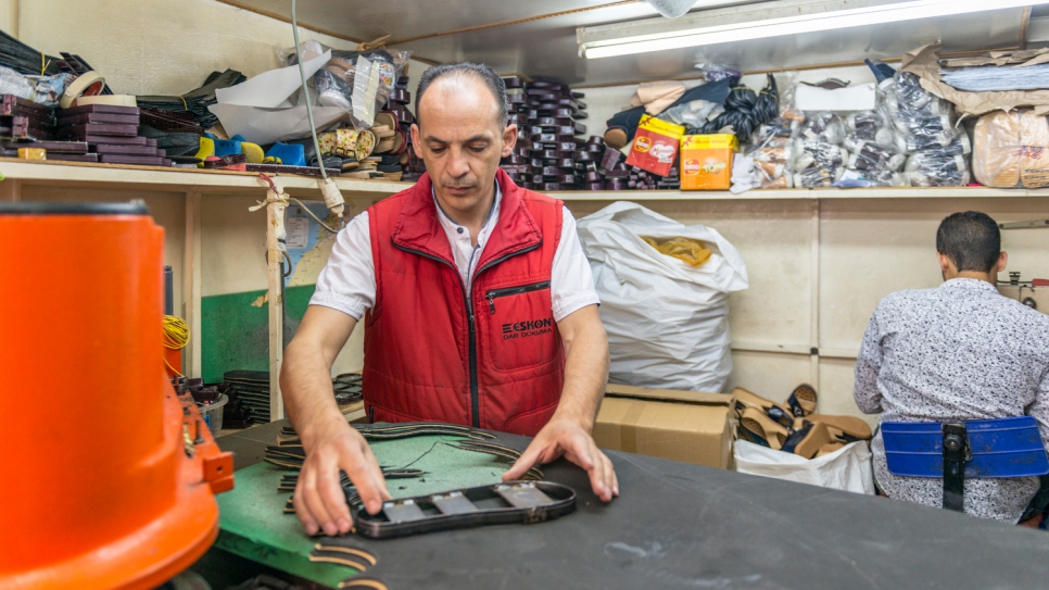 L'un des employés de Diyaa en train de fabriquer des chaussures. 