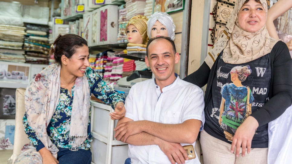 Diyaa devant sa boutique à Casablanca, au Maroc.