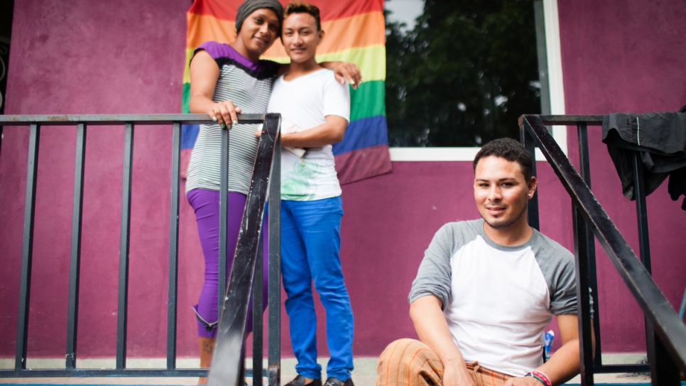 Carlos *, assis, et Electra *, à gauche, avec un ami devant le centre d'accueil pour les réfugiés LGBTI à La 72, à Tenosique, Tabasco, au Mexique. (* Noms modifiés pour des raisons de protection) 