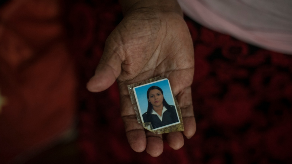 Maria montre une photo de sa fille Sara, tuée par un gang à 27 ans. 