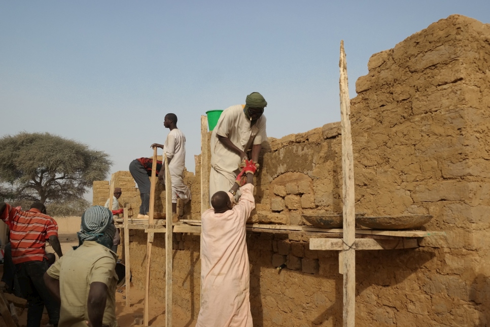 Refugee and local masons training in specialised construction techniques in Chetimari, Diffa, Niger, as part of the Urbanization Project. Over 3,000 people are being trained and provided with employment through the various stages of the project