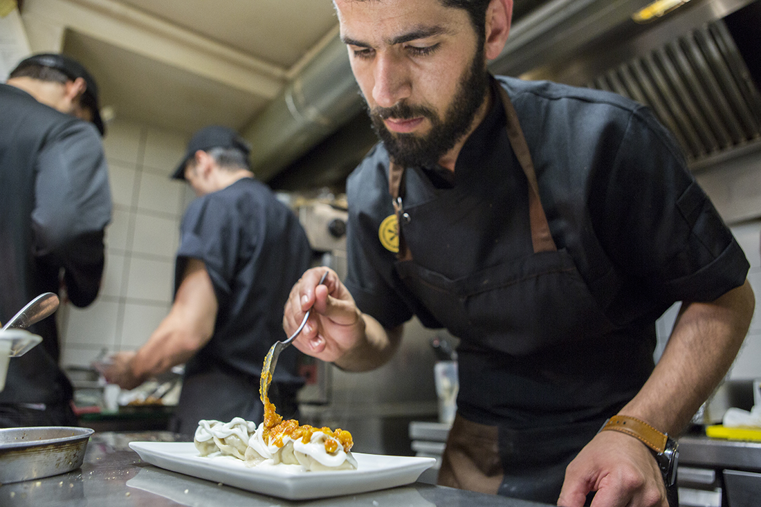 Ο Reza Golami ετοιμάζει το διάσημο man tou του στην κουζίνα ενός κεντρικού εστιατορίου. 