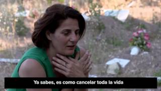 Efi Latsoudi muestra sus respetos a los refugiados que han perdido sus vidas en el mar