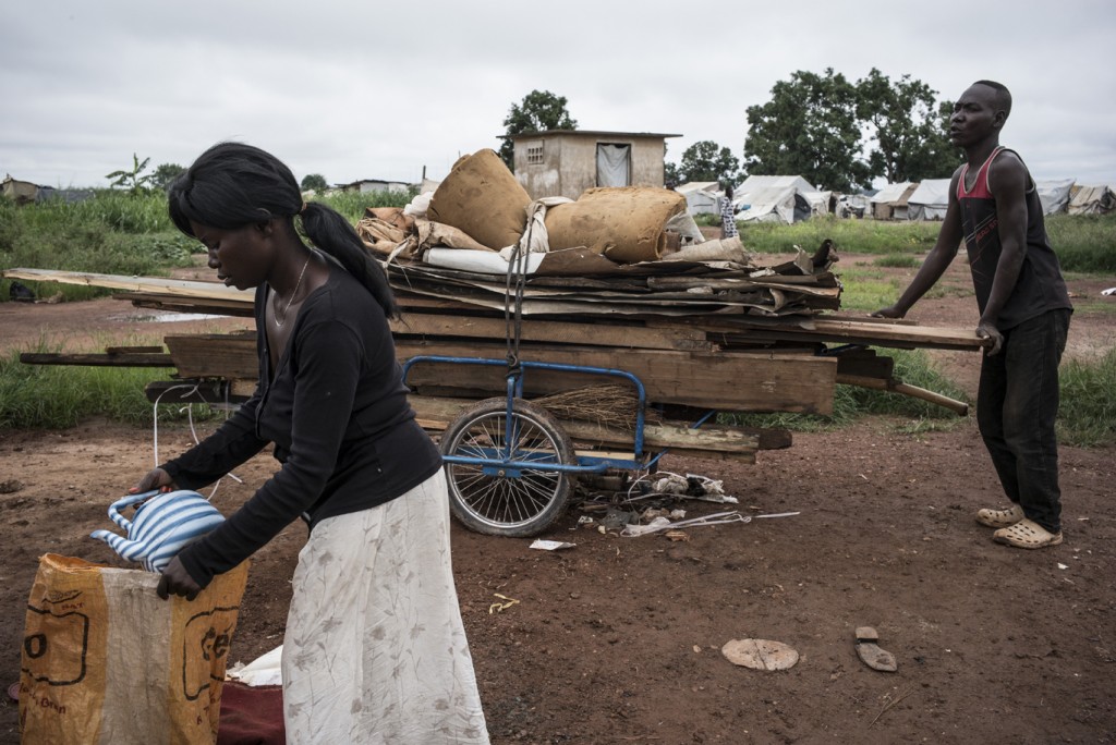 Last June, Leslie was packing and preparing her belongings from the Mpoko IDP site to return to her house in the 5th district in Bangui.  With the latest violence, people have again fled to find refuge in Mpoko. UNHCR / Olivier Laban-Mattei