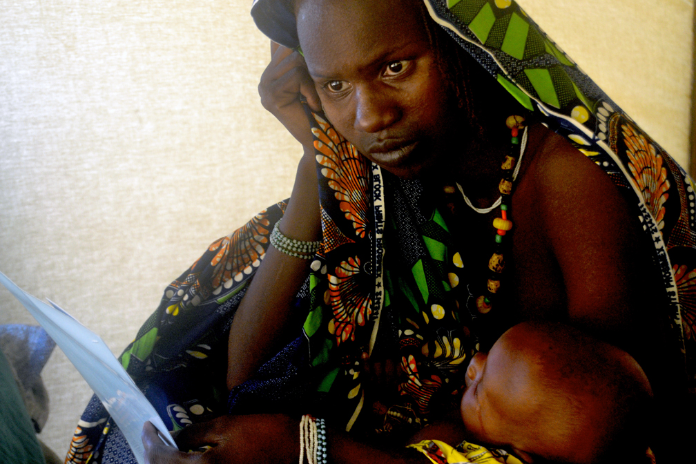 After fleeing violence in Mopti, in northern Mali, Moona and her baby are seeking refuge at Mbera camp, in Mauritania.   © UNHCR / Helena Pes