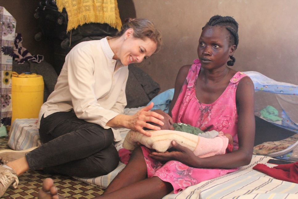 Princess Sarah visited South Sudanese refugee, Elizabeth, in her house in Kakuma camp. The mother of three, still nursing her infant son, gets help with the household chores from fellow women in the refugee community. 