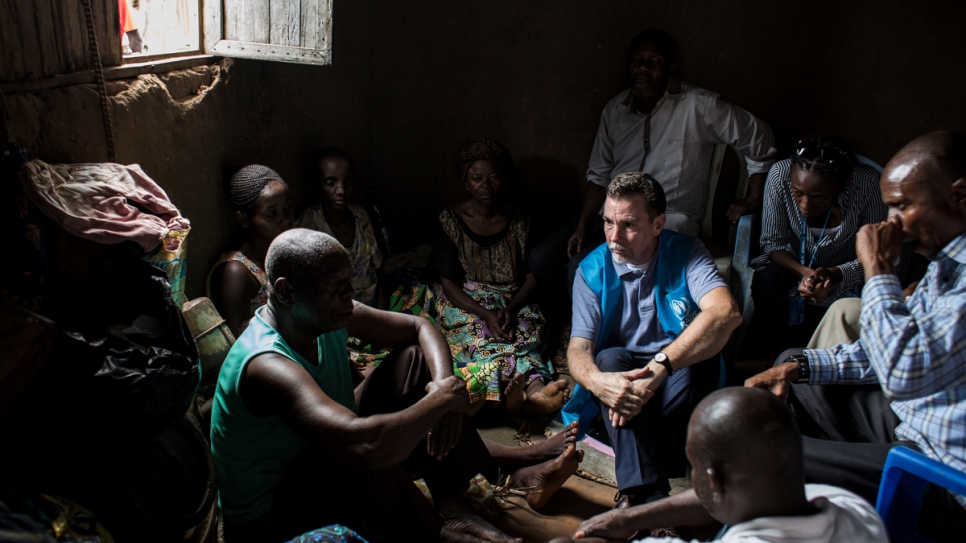 UNHCR's Special Advisor on Internal Displacement Steven Corliss talks with internally displaced people.