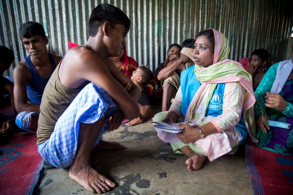 محمودة تتحدث مع نوروس سلام، 22 عاماً، وهو لاجئ من الروهينغا نجا من غرق قارب وفقد أقاربه عندما انقلب قاربهم على شاطئ إيناني بالقرب من كوكس بازار في بنغلاديش.