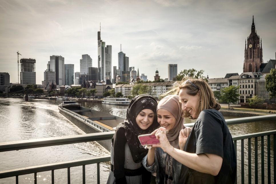 إسراء، 21 عاماً، وريهان، 25 عاماً، تقومان بجولة في فرانكفورت. 