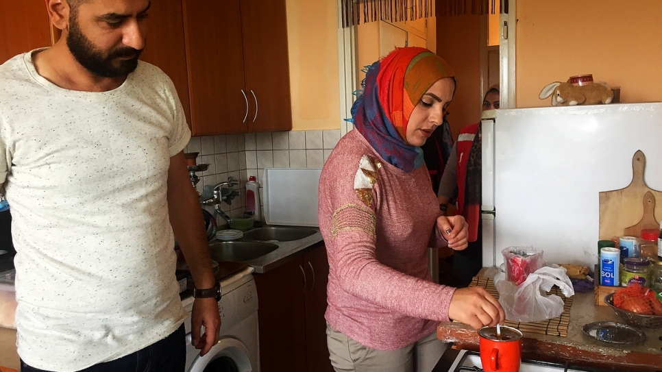 وسام، 36 عاماً، مع زوجته شيماء.