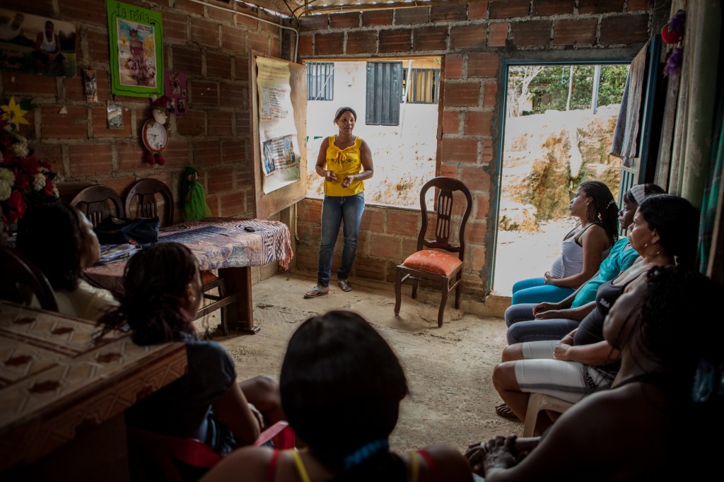 Valorarse: Maritza Asprilla Cruz dirige un taller semanal que educa a las mujeres sobre sus derechos. “Si ustedes no se valoran, nadie las va a valorar”, señala Maritza a las participantes. Mariposas creen que reforzar la autoestima ayudará a las mujeres a evitar la espiral de violencia, extorsión y desplazamiento que se ha convertido una realidad cotidiana para muchas personas en Buenaventura. ACNUR/ J.Arredondo 