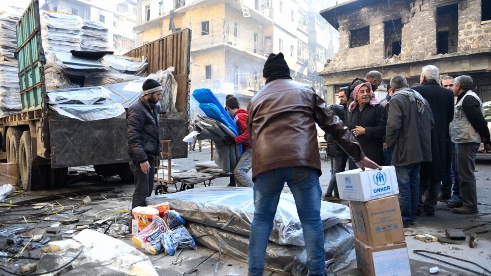 مقيمون في حلب يتلقون مواد الإغاثة الضرورية من المفوضية وشركاء آخرين تابعين للأمم المتحدة في حي الشعار في شرق حلب.