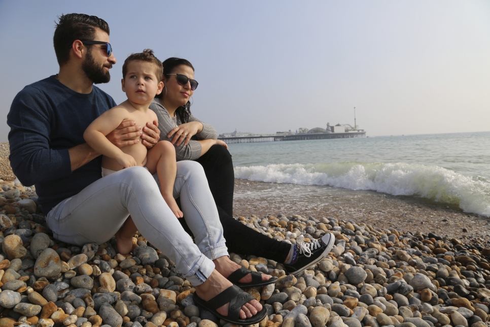 « Nous avons quitté la Syrie car cela n'était pas un endroit sûr pour y vivre. » Nehad, Merry et leur fils, réinstallés dans le cadre du programme VPRS, profitent d'une journée sur la plage à Brighton 