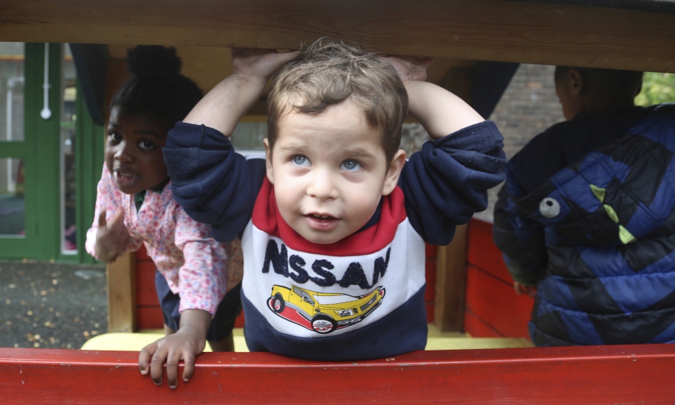 Joud, 3 ans, joue dans un jardin d'enfants au sud de Londres. 