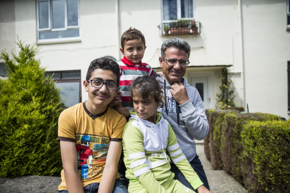 Mohammad Murad (à gauche), 12 ans, avec sa soeur Aïcha, 10 ans, son frère Oweis, 4 ans, et son père Mohammed, 38 ans, dans leur nouvelle maison d'Édimbourg. 