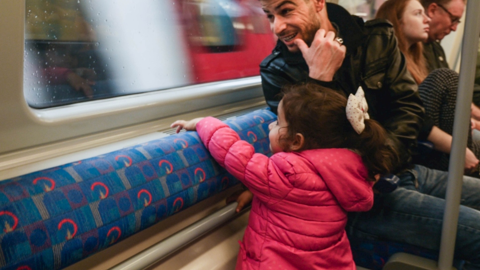 Premier voyage dans le métro de Londres pour une famille syrienne qui s'est réinstallée depuis la plaine de la Bekaa, au Liban.
