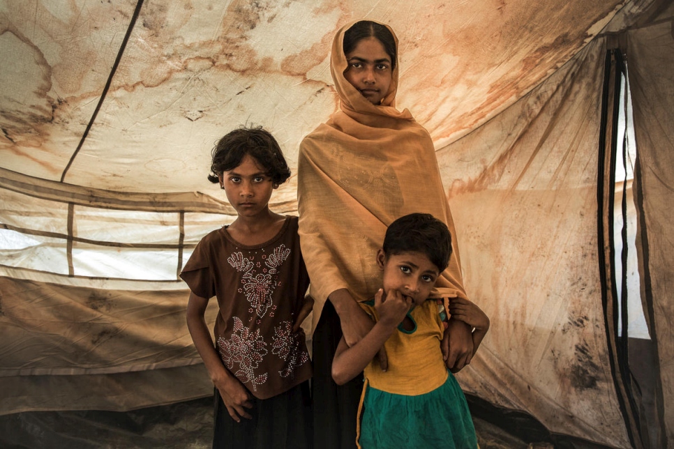 ربيعة خاتون مع بنات أختها أم سلمة، ٨ سنوات و نور، ٤ سنوات داخل مأوى في مخيم مؤقت قرب مخيم كوتوبالونغ في بنغلاديش 
