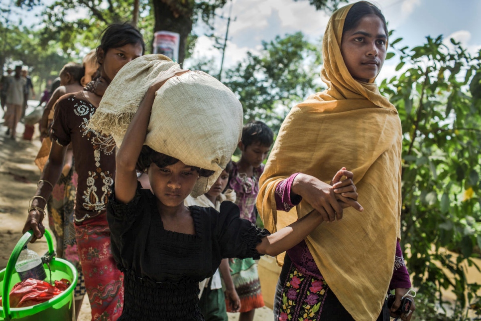 ربيعة خاتون، ذات الـ18 سنة، وبنت أختها، أم سلمة، 8 سنوات، تسيران في طريق طوله 10 كيلومترات من حدود ميانمار إلى مركز النقل التابع للمفوضية في كوتوبالونغ، بنغلاديش.
