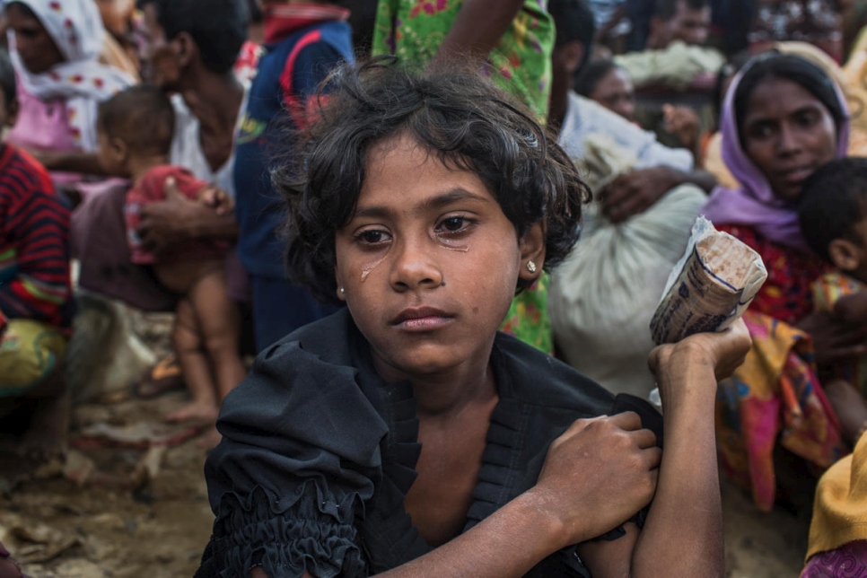 أم سلمة 8 سنوات، تبكي بعد مسير 10 كيلومترات من حدود ميانمار إلى مركز النقل التابع للمفوضية في كوتوبالونغ، بنغلاديش. قتل والدا أم سلمة إثر هجومٍ تعرضت له قريتهم، والآن هي وأختها نور تعيشان مع خالتهما ربيعة.
