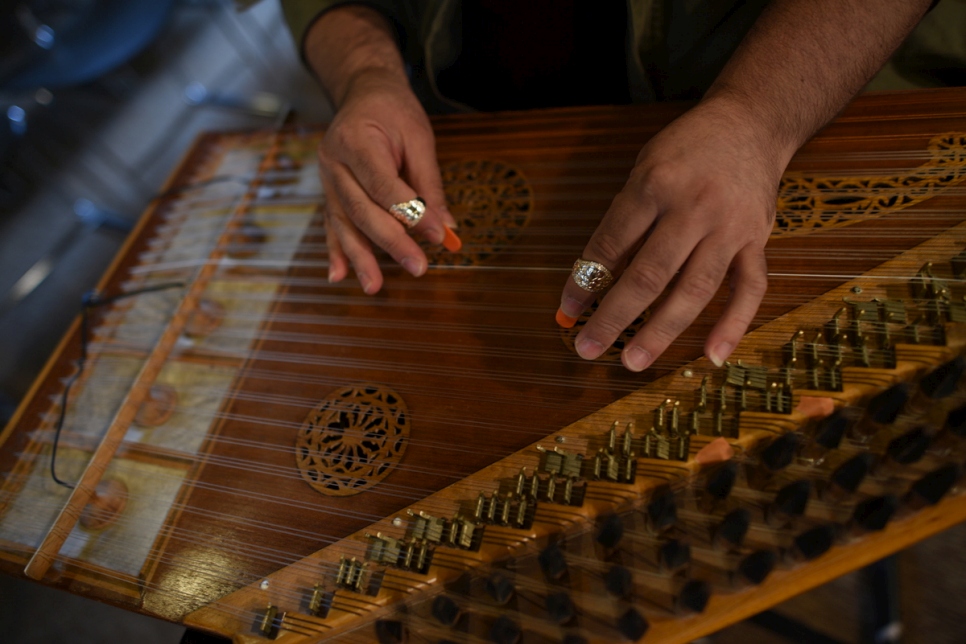مأمون رحال، من سوريا، يعزف على القانون مع أوركسترا Orpheus XXI في أرك-إي- سينان، فرنسا. 