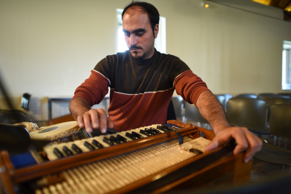 وليد رافي من أفغانستان يعزف على الطبل والهارمونيوم مع أوركسترا Orpheus XXI في مبنى رويال سالتووركس الثقافي في فرنسا والمسجل في قائمة اليونسكو.
