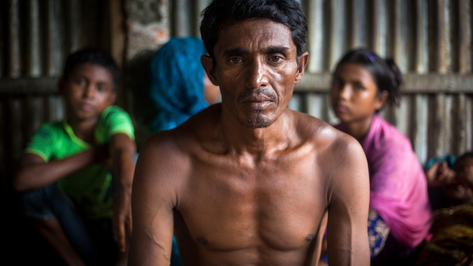 Un des survivants rohingyas d'un naufrage a perdu des proches lorsque son bateau a chaviré sur la plage d'Inani Beach, près de Cox's Bazar. Il reçoit une aide psychologique dans le camp de réfugiés de Kutupalong au Bangladesh. 