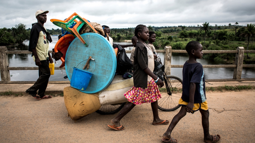 A family flee violence in Kamonia, Kasai province.