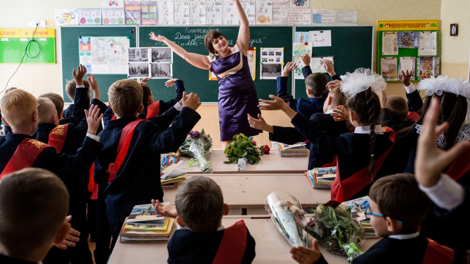 Séance d'étirements pour la maîtresse et les écoliers après la première leçon. 