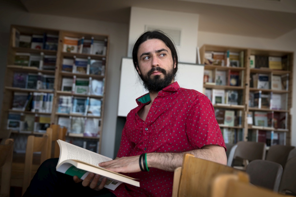 مهند، طالب الأدب السوري داخل المكتبة التي أسسها.